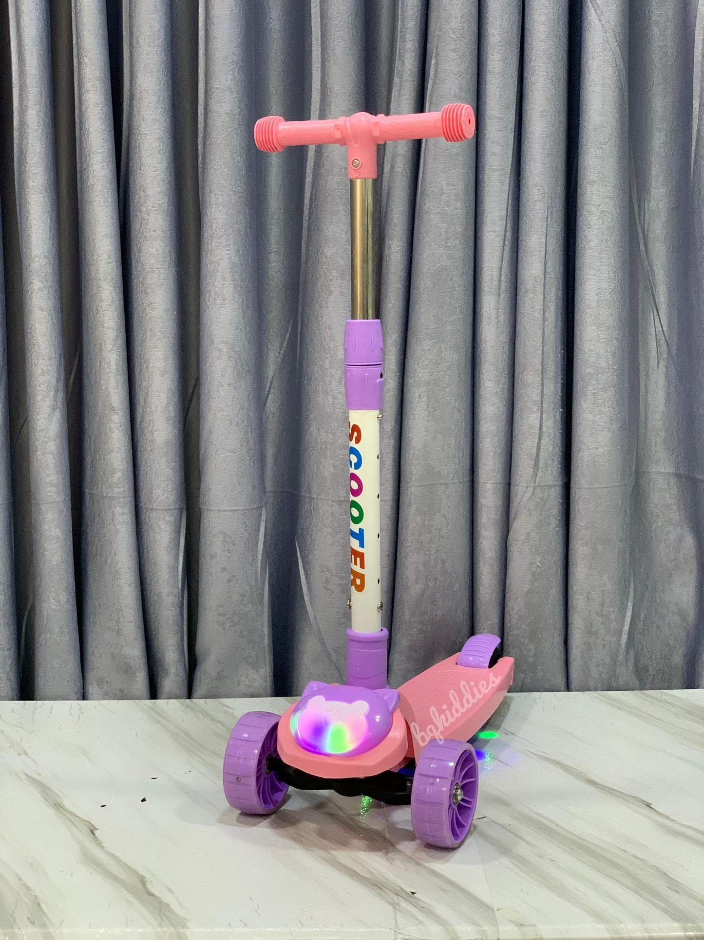 KIDS 3-WHEEL BATTERY SCOOTER WITH TIRE LIGHTS 2-8YEARS