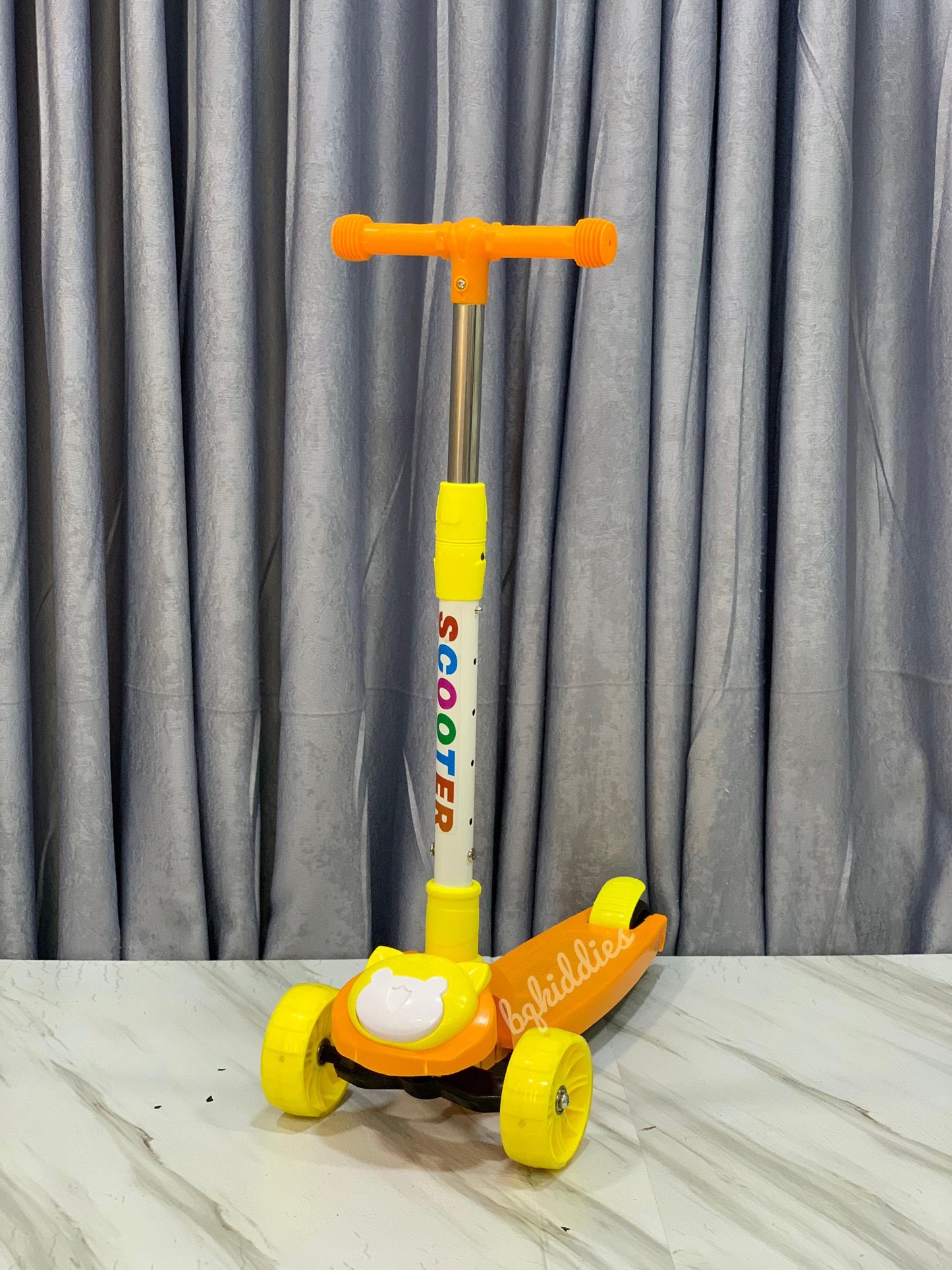 KIDS 3-WHEEL BATTERY SCOOTER WITH TIRE LIGHTS 2-8YEARS
