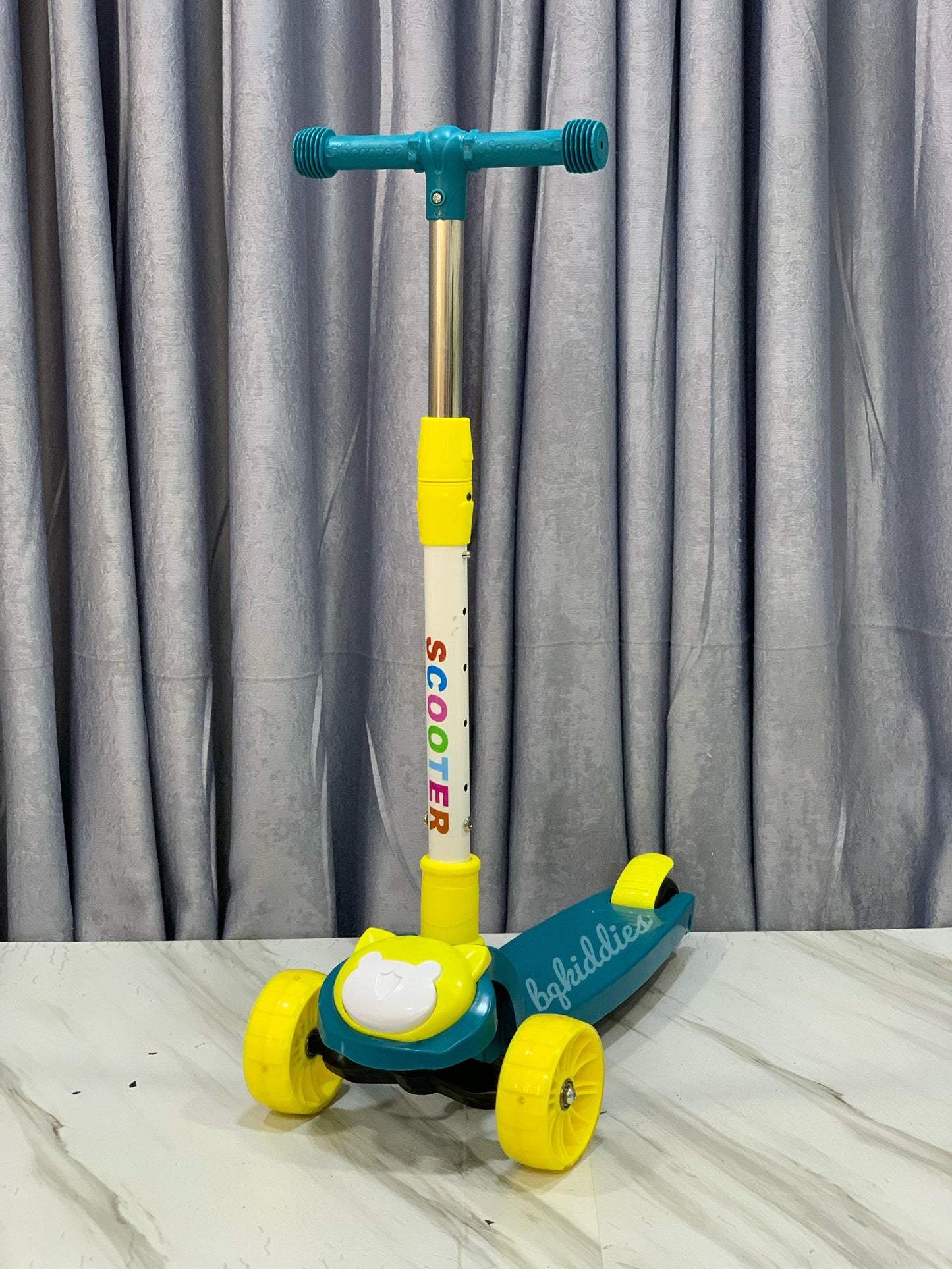 KIDS 3-WHEEL BATTERY SCOOTER WITH TIRE LIGHTS 2-8YEARS