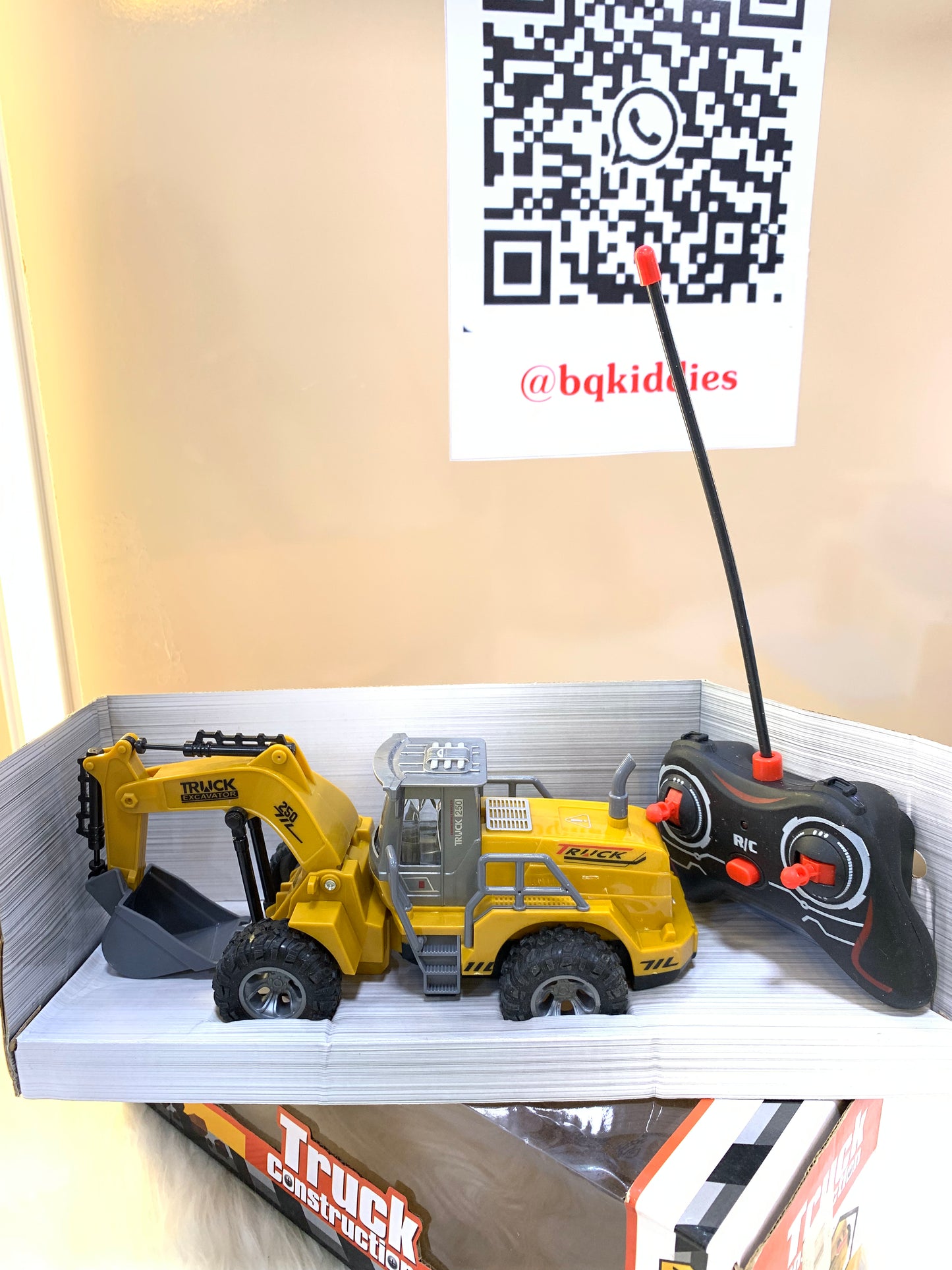 R/C TRUCK CONSTRUCTION TOY WITH REMOTE