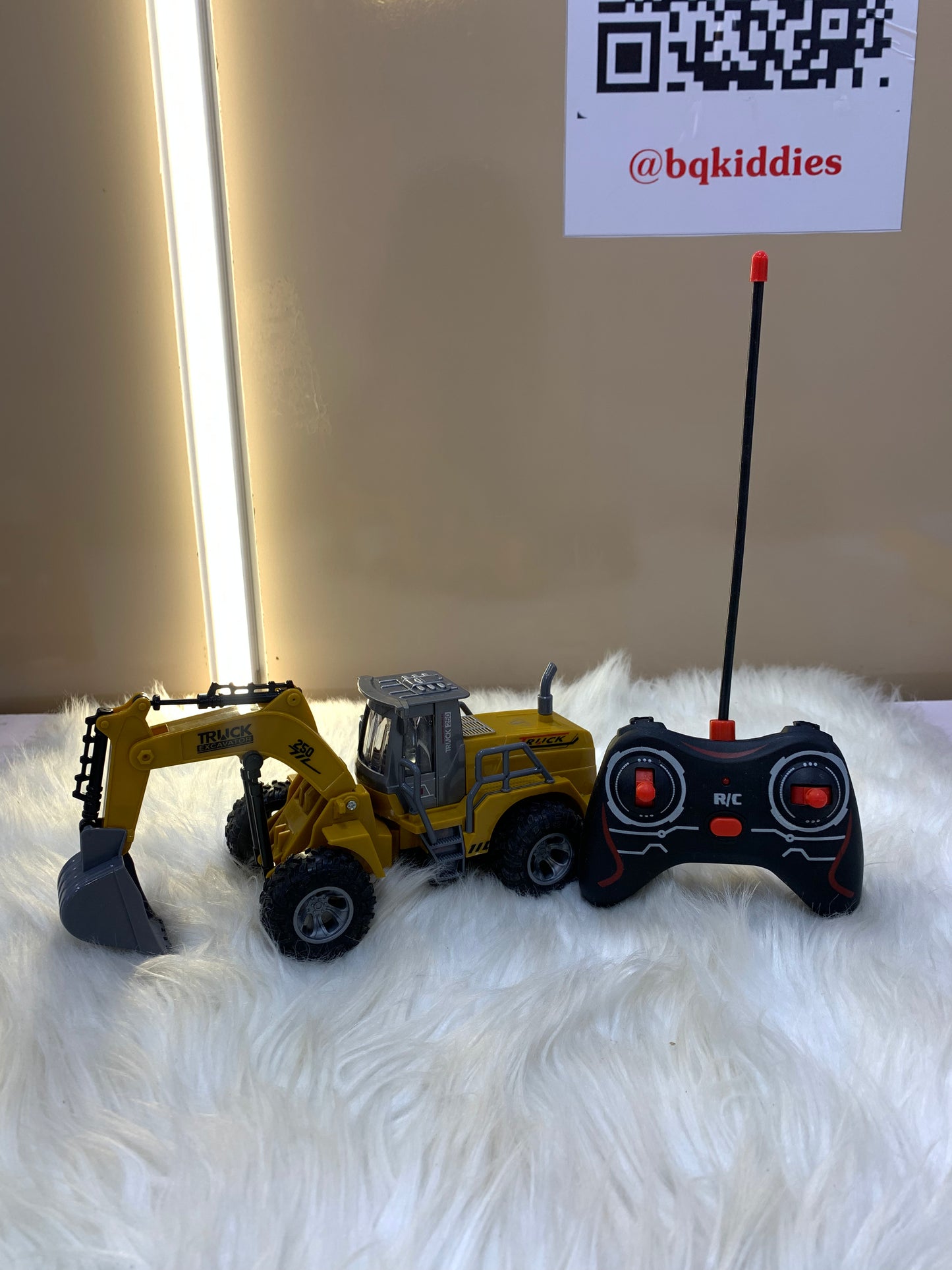 R/C TRUCK CONSTRUCTION TOY WITH REMOTE