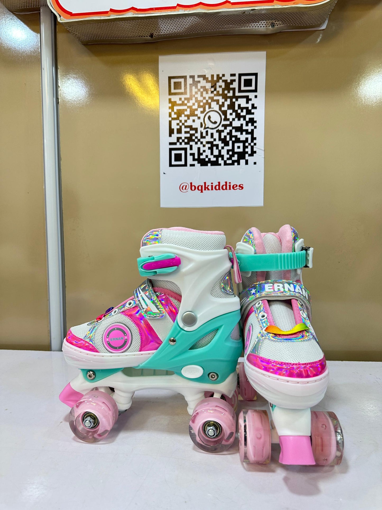 CHILDREN ROLLER SKATE