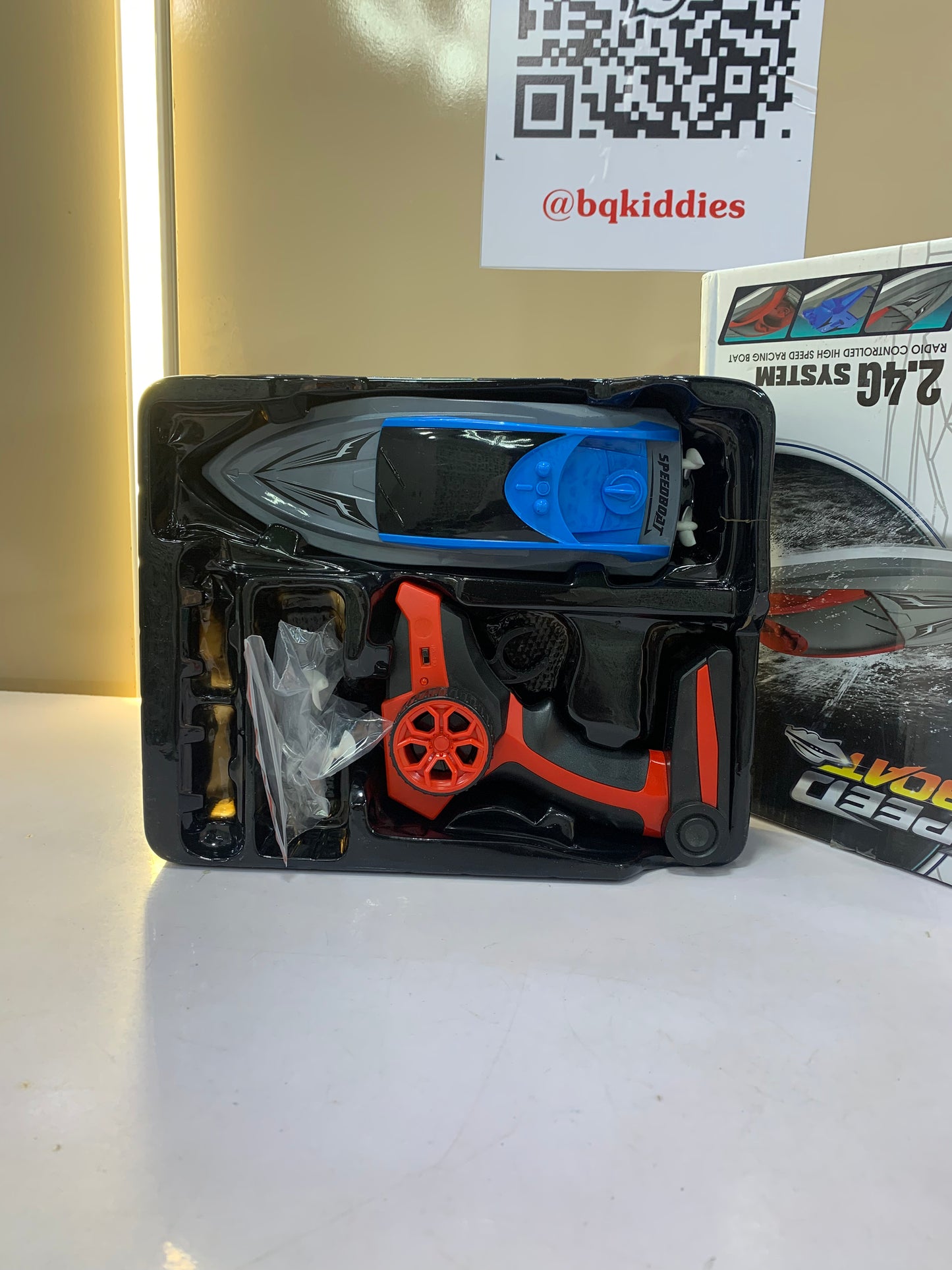 SPEED BOAT 2.4G SYSTEM RADIO CONTROLLED FOR KIDS(TOY)